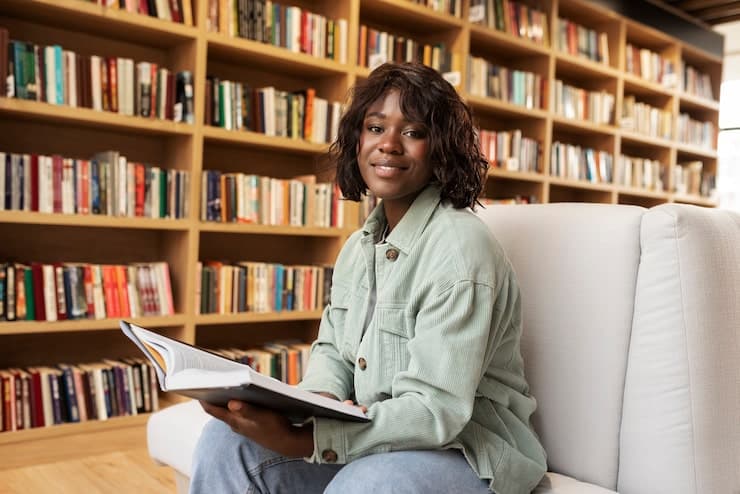 Lectrice dans une bibliothèque Holistique Books